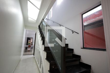 Escada de casa à venda com 4 quartos, 239m² em Parque Sao Vicente, Santo André