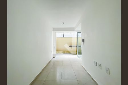 Sala e Cozinha de casa de condomínio à venda com 2 quartos, 52m² em Santa Maria, Osasco