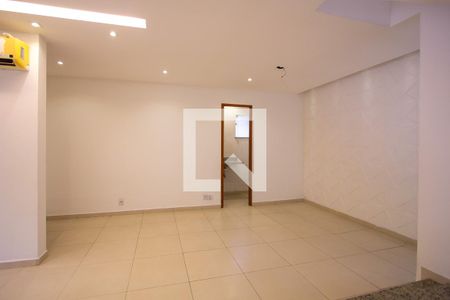 Sala de casa de condomínio para alugar com 3 quartos, 110m² em Maria Paula, São Gonçalo