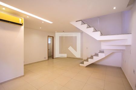 Sala de casa de condomínio para alugar com 3 quartos, 110m² em Maria Paula, São Gonçalo