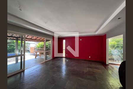 Sala de casa de condomínio para alugar com 5 quartos, 460m² em Barra da Tijuca, Rio de Janeiro