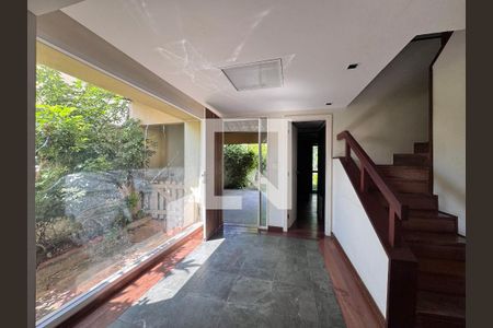 Sala de casa de condomínio para alugar com 5 quartos, 460m² em Barra da Tijuca, Rio de Janeiro