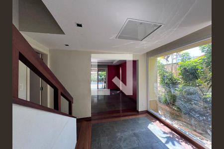 Sala de casa de condomínio para alugar com 5 quartos, 460m² em Barra da Tijuca, Rio de Janeiro