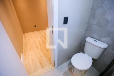 Banheiro da Suíte 1 de casa para alugar com 2 quartos, 90m² em Vila Carbone, São Paulo