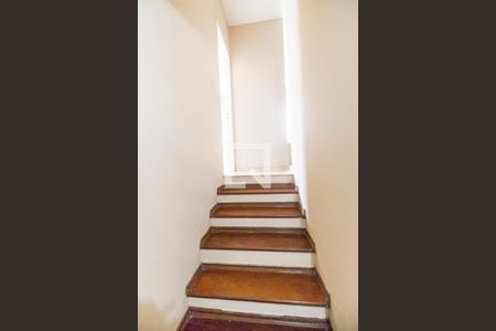 Escada de casa de condomínio para alugar com 3 quartos, 180m² em Tamboré, Santana de Parnaíba