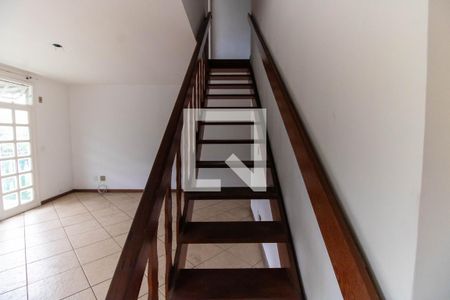 Escada de apartamento à venda com 3 quartos, 132m² em Badu, Niterói