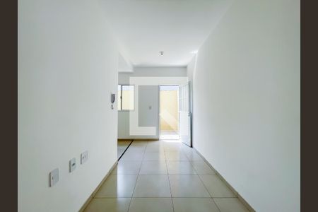 Sala de casa de condomínio à venda com 2 quartos, 52m² em Santa Maria, Osasco