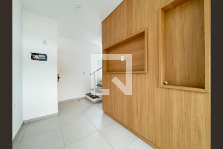 Sala de casa de condomínio à venda com 2 quartos, 52m² em Santa Maria, Osasco