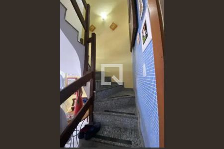 Escada de casa de condomínio para alugar com 4 quartos, 140m² em Itapuã, Salvador