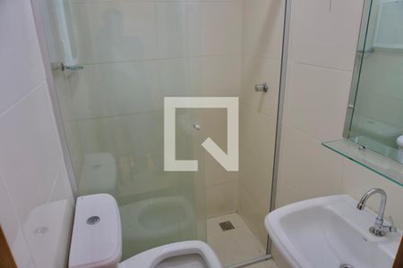 Banheiro de kitnet/studio para alugar com 1 quarto, 30m² em João Pinheiro, Belo Horizonte