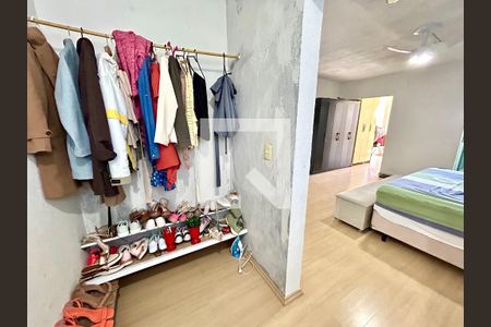 Closet da suíte de casa para alugar com 2 quartos, 116m² em Jardim do Papai, Guarulhos
