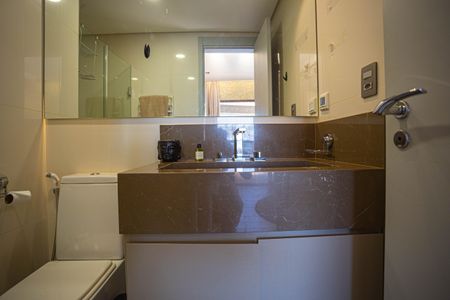 Studio para alugar com 50m², 1 quarto e 2 vagas Studio para alugar com 50m², 1 quarto e 2 vagasBanheiro Social