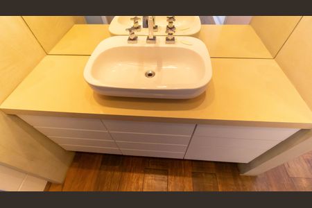 Apartamento à venda com 100m², 1 quarto e 2 vagas Apartamento à venda com 100m², 1 quarto e 2 vagasBanheiro da Suite