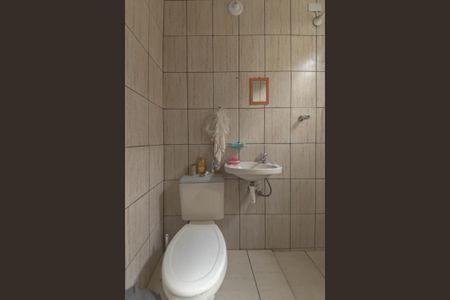 Casa à venda com 236m², 5 quartos e 2 vagas Casa à venda com 236m², 5 quartos e 2 vagasBanheiro de Serviço - Casa 1