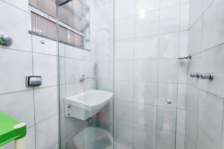 Banheiro de kitnet/studio para alugar com 1 quarto, 30m² em Botafogo, Rio de Janeiro