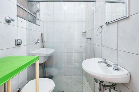 Banheiro de kitnet/studio para alugar com 1 quarto, 30m² em Botafogo, Rio de Janeiro