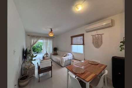 Sala de casa de condomínio para alugar com 2 quartos, 55m² em Vargem Pequena, Rio de Janeiro