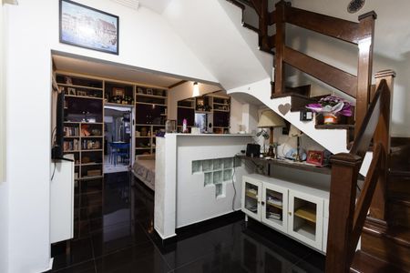 Casa à venda com 240m², 5 quartos e 6 vagas Casa à venda com 240m², 5 quartos e 6 vagasSala