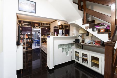 Casa à venda com 240m², 5 quartos e 6 vagas Casa à venda com 240m², 5 quartos e 6 vagasSala