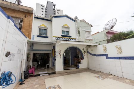 Casa à venda com 240m², 5 quartos e 6 vagas Casa à venda com 240m², 5 quartos e 6 vagasFachada