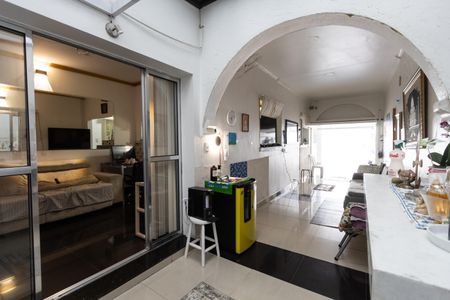 Casa à venda com 240m², 5 quartos e 6 vagas Casa à venda com 240m², 5 quartos e 6 vagasÁrea Privativa