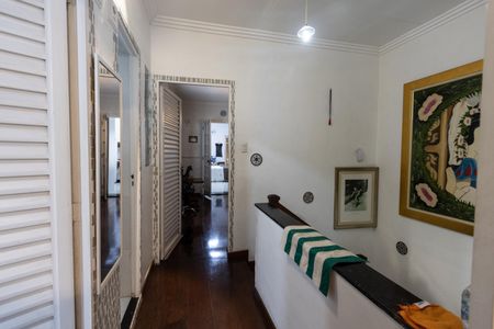 Casa à venda com 240m², 5 quartos e 6 vagas Casa à venda com 240m², 5 quartos e 6 vagasCorredor