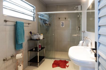 Casa à venda com 240m², 5 quartos e 6 vagas Casa à venda com 240m², 5 quartos e 6 vagasBanheiro da Suite