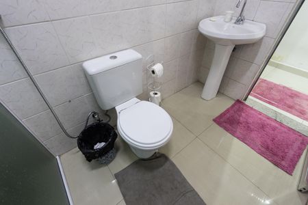 Casa à venda com 240m², 5 quartos e 6 vagas Casa à venda com 240m², 5 quartos e 6 vagasBanheiro Social