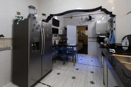 Casa à venda com 240m², 5 quartos e 6 vagas Casa à venda com 240m², 5 quartos e 6 vagasCozinha