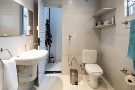 Casa à venda com 240m², 5 quartos e 6 vagas Casa à venda com 240m², 5 quartos e 6 vagasBanheiro da Suite