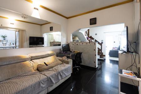 Casa à venda com 240m², 5 quartos e 6 vagas Casa à venda com 240m², 5 quartos e 6 vagasSala de TV