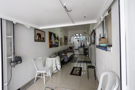 Casa à venda com 240m², 5 quartos e 6 vagas Casa à venda com 240m², 5 quartos e 6 vagasÁrea Privativa