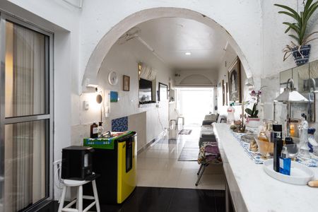 Casa à venda com 240m², 5 quartos e 6 vagas Casa à venda com 240m², 5 quartos e 6 vagasÁrea Privativa