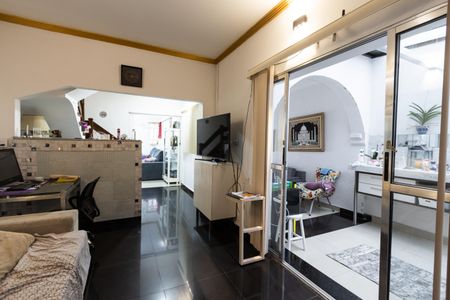 Casa à venda com 240m², 5 quartos e 6 vagas Casa à venda com 240m², 5 quartos e 6 vagasSala de TV