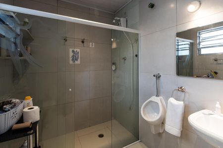 Casa à venda com 240m², 5 quartos e 6 vagas Casa à venda com 240m², 5 quartos e 6 vagasBanheiro da Suite