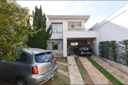 Casa à venda com 320m², 3 quartos e 5 vagas Casa à venda com 320m², 3 quartos e 5 vagasGaragem