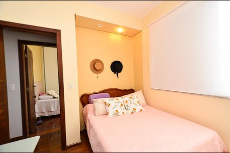 Casa à venda com 320m², 3 quartos e 5 vagas Casa à venda com 320m², 3 quartos e 5 vagasQuarto 2