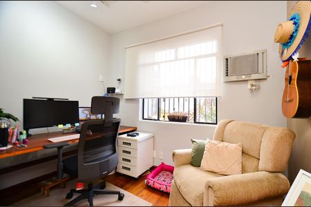 Casa à venda com 320m², 3 quartos e 5 vagas Casa à venda com 320m², 3 quartos e 5 vagasEscritório