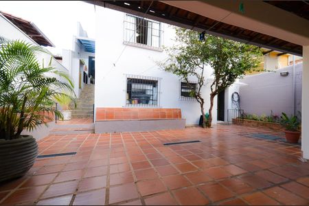 Casa à venda com 320m², 3 quartos e 5 vagas Casa à venda com 320m², 3 quartos e 5 vagasÁrea Externa