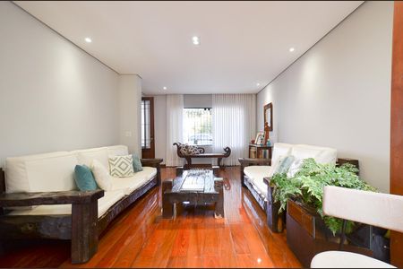 Casa à venda com 320m², 3 quartos e 5 vagas Casa à venda com 320m², 3 quartos e 5 vagasSala