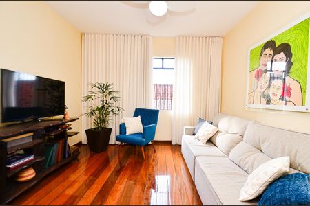 Casa à venda com 320m², 3 quartos e 5 vagas Casa à venda com 320m², 3 quartos e 5 vagasSala de TV