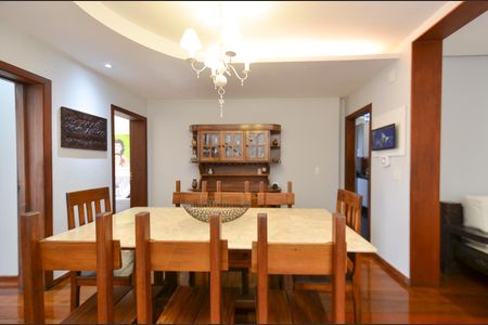 Casa à venda com 320m², 3 quartos e 5 vagas Casa à venda com 320m², 3 quartos e 5 vagasSala de Jantar