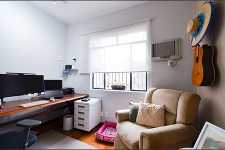 Casa à venda com 320m², 3 quartos e 5 vagas Casa à venda com 320m², 3 quartos e 5 vagasEscritório