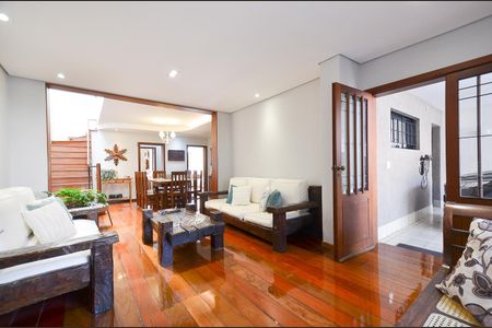 Casa à venda com 320m², 3 quartos e 5 vagas Casa à venda com 320m², 3 quartos e 5 vagasSala