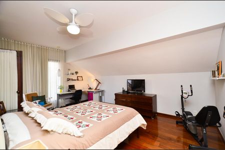 Casa à venda com 320m², 3 quartos e 5 vagas Casa à venda com 320m², 3 quartos e 5 vagasSuíte