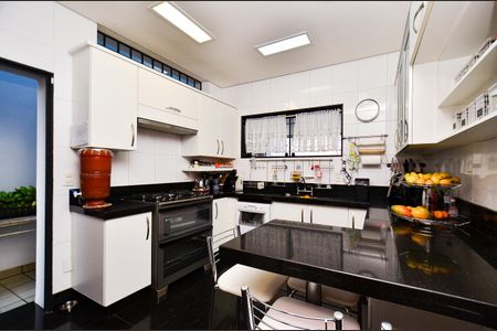 Casa à venda com 320m², 3 quartos e 5 vagas Casa à venda com 320m², 3 quartos e 5 vagasCozinha