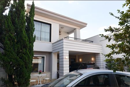 Casa à venda com 320m², 3 quartos e 5 vagas Casa à venda com 320m², 3 quartos e 5 vagasGaragem
