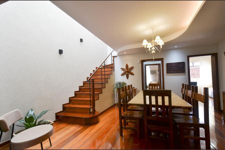 Casa à venda com 320m², 3 quartos e 5 vagas Casa à venda com 320m², 3 quartos e 5 vagasSala de Jantar