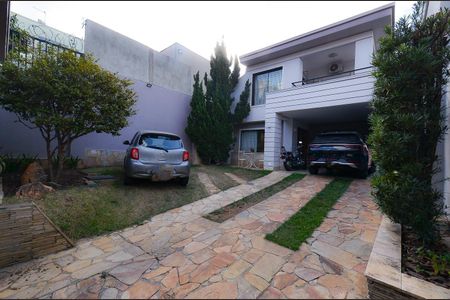 Casa à venda com 320m², 3 quartos e 5 vagas Casa à venda com 320m², 3 quartos e 5 vagasGaragem