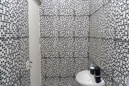 Banheiro de casa para alugar com 1 quarto, 40m² em Vila Guarani (zona Sul), São Paulo